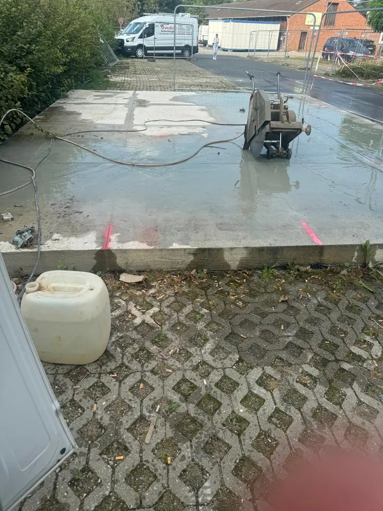 Diamantsäge von BBS Clever beim Trennschnitt durch eine Betonwand