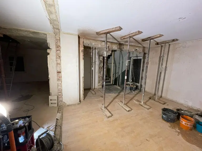 Betonsägearbeiten mit einer Diamantsäge auf einer Baustelle