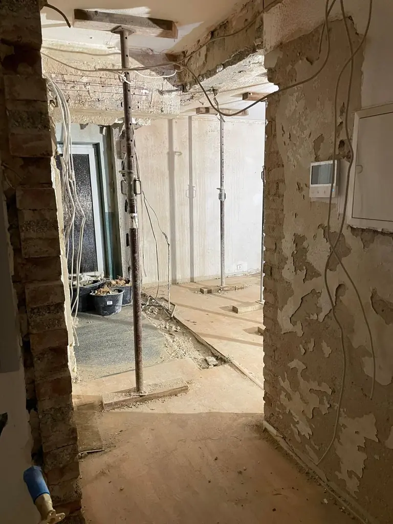 Abbrucharbeiten an einem Betonbauteil